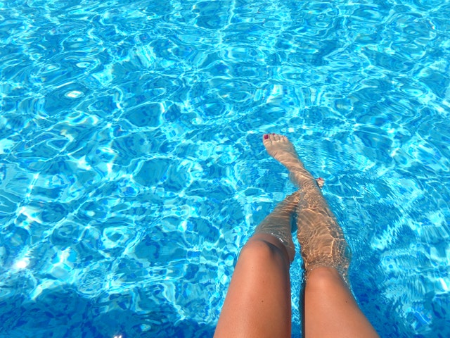 Ženské nohy ponorené vo vode.jpg