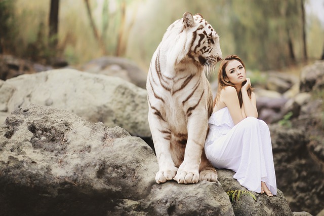 Žena s tigrom.jpg