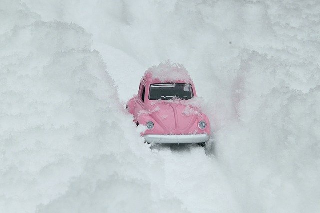 Model ružového auta medzi snežnými závejmi.jpg
